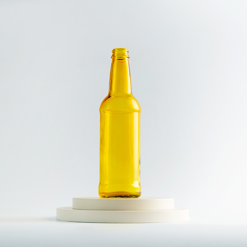 Желтая пивная стеклянная бутылка